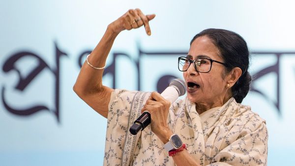 ভাষণের সময়েই মাইক বিভ্রাট কি অন্তর্ঘাত? পুলিশ ও তৃণমূল কর্মীদের দায়বদ্ধতা নিয়ে অসন্তুষ্ট মমতা 