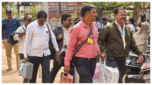 মহারাষ্ট্রের পুরভোটে মহাজুটির ঝড়, ২০০ এর গণ্ডি ছাড়াল শাসক জোট, পিছিয়ে এমভিএ