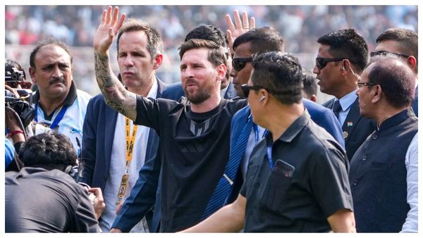 মাঠের স্বপ্ন অপূর্ণ, হোটেলেই সাক্ষাৎ, মেসির সঙ্গে ছবি তুলে কলকাতা ছাড়লেন শাহরুখ