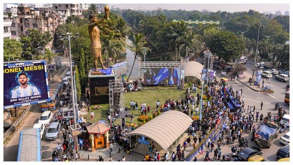 মেসির টানে হানিমুনও পিছিয়ে! ফুটবলের রাজপুত্রকে এক ঝলক দেখতে কলকাতায় জনজোয়ার