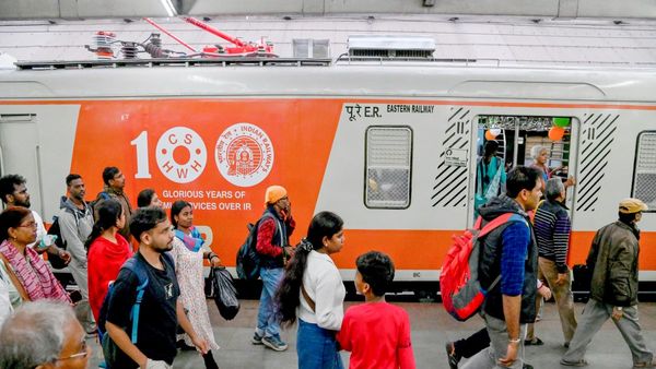 ফোনে ট্রেনের টিকিট বৈধ নয়! এবার থেকে এই ধরণের টিকিট বাধ্যতামূলক, কী জানাল ভারতীয় রেল?