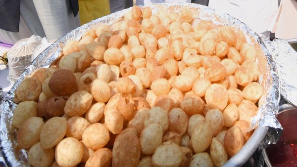 উত্তরপ্রদেশে হুলস্থুল কাণ্ড! ফুচকা খেতে গিয়ে এক মহিলার খুলে গেল চোয়াল, দেখুন ভিডিও