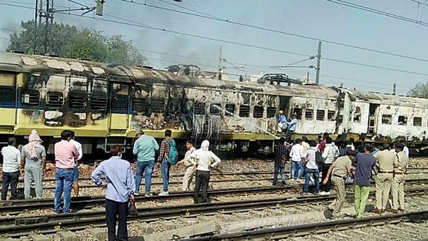 গভীর রাতে টাটানগর-এর্নাকুলম এক্সপ্রেসে ভয়াবহ অগ্নিকাণ্ড! প্রাণে বাঁচলেন ১৫৭ জন, মৃত্যু ১