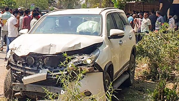 ফের দুর্ঘটনা মা উড়ালপুলে! গাড়ি ও বাইকের সঙ্গে সংঘর্ষ চারচাকার, আহত ১