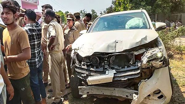 শীতের ভোরে মর্মান্তিক দুর্ঘটনা! পণ্যবাহী ট্রাকের সঙ্গে চারচাকার মুখোমুখি সংঘর্ষ, আহত যুবক, উধাও ট্রাকচালক