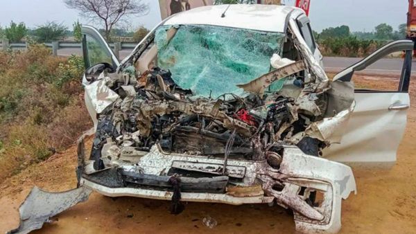 ফের দুর্ঘটনা উত্তরপ্রদেশে! লরিতে ধাক্কা গাড়ির, দুই বাঙালি সহ চার ডাক্তারি পড়ুয়ার মৃত্যু