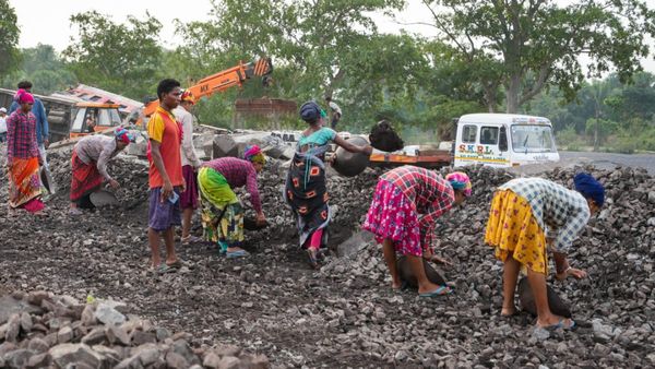 MGNREGA-র বদলে নতুন কর্মসংস্থান আইন! গ্রামীণ কাজের নিশ্চয়তা বাড়াতে এই ব্যবস্থা? কোন ইঙ্গিত সরকারের?