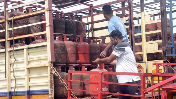 ডিসেম্বর পড়তেই কমার্শিয়াল এলপিজি সিলিন্ডারের দাম কমল, বাড়ল বিমান জ্বালানির খরচ