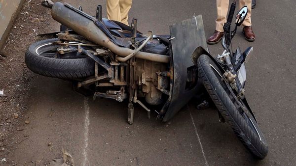 পরপর দুটি দুর্ঘটনা কলকাতায়! বাইপাসে মৃত্যু বাইক আরোহীর, রেড রোডে ল্যাম্পপোস্টে ধাক্কা গাড়ির, আহত বাবা-ছেলে