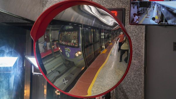 মেট্রোতে 'বলপ্রয়োগ'! কখনও ধাক্কা, আবার কখনও দরজায় পরপর লাথি, শোরগোল ছড়িয়েছে শহরে