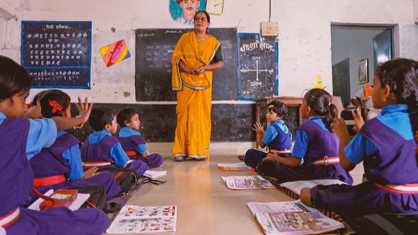 চাকরি হারাবেন ৩২ হাজার প্রাথমিক শিক্ষক? কেন এই হাল? ঠিক কী অভিযোগ ছিল? জেনে নিন সবটা