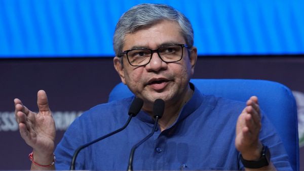 ট্রেনে অতিরিক্ত লাগেজ নিচ্ছেন? এবার গুনতে হবে মোটা টাকা, কোন শ্রেণীর জন্য কত টাকা? জানালেন রেলমন্ত্রী