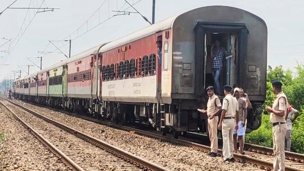 নদিয়ায় মর্মান্তিক দুর্ঘটনা! প্রধানমন্ত্রী নরেন্দ্র মোদীর সভায় যোগ দিতে এসে ট্রেনের ধাক্কায় মৃত ৪ জন