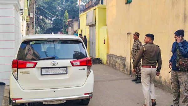 সাতসকালে ইডির হানা! অবৈধভাবে আর্থিক লেনদেন নাকি অন্য ঘটনা? নেপথ্যে কে? বাংলা জুড়ে ফের শোরগোল