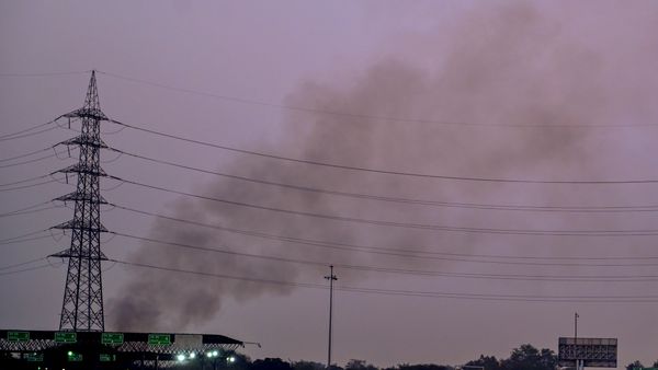 বায়ুদূষণে নাজেহাল দিল্লি! খোলা জায়গায় আবর্জনা পোড়ালে ৫,০০০ টাকা জরিমানা, কয়লা ব্যবহার নিষিদ্ধ