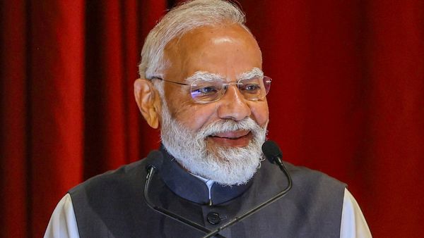 হাতে কেটলি ও গ্লাস, বিদেশের মাটিতে চা বিক্রি করছেন 'মোদী'! ভিডিও ভাইরাল হতেই শোরগোল, দেখুন