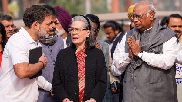 রাষ্ট্রপতি ভবনে পুতিনের জন্য নৈশভোজ, বাদ রাহুল-খাড়গে, আমন্ত্রিত শশী থারুর