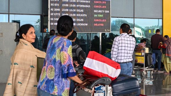 ইন্ডিগো সঙ্কটের মধ্যেই যাত্রী সুবিধার্থে বিমান ভাড়ার ঊর্ধ্বসীমা বেঁধে দিল কেন্দ্র