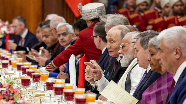 ঝোল মোমো থেকে পনির রোল, পুতিনের নৈশভোজে কী কী খাবারের আয়োজন হয়েছিল রাষ্ট্রপতি ভবনে?