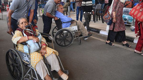 বিমান বিভ্রাট নিয়ে ইন্ডিগোকে নোটিস ডিজিসিএ-র, কারণ দর্শানোর নির্দেশ