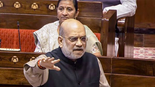 এসআইআর নিয়ে জনগণকে বিভ্রান্ত করছেন বিরোধীরা, সংসদে দাঁড়িয়ে বললেন স্বরাষ্ট্রমন্ত্রী অমিত শাহ