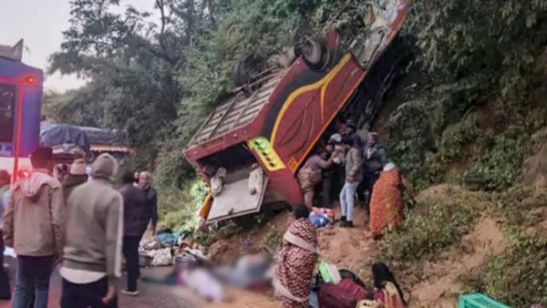 রাস্তায় বাঁক নিতে গিয়েই ঘটল বিপদ! বহু প্রাণহানি, শোকাহত রাষ্ট্রপতি ও প্রধানমন্ত্রী, আর্থিক সাহায্যের ঘোষণা