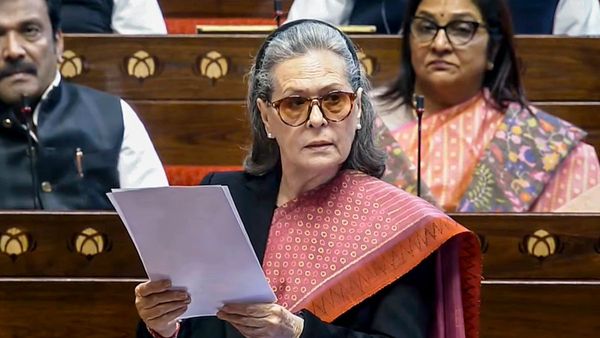 'ব্যক্তিগত সম্পত্তি নয়, নেহেরু চিঠিপত্র ফেরত দিন', সোনিয়া গান্ধীকে আর্জি কেন্দ্রের তরফে