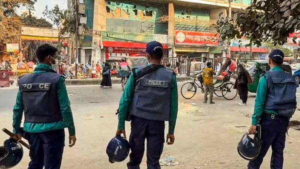 হাতে লাল সুতো বাঁধাই কাল! 'Raw'-এর সঙ্গে যোগের অভিযোগ, ফের বাংলাদেশে হিন্দু রিকশা চালকের উপর হামলা করল জনতা