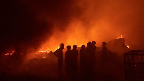 গভীর রাতে BNP নেতার ঘরে আগুন! ঝলসে মৃত্যু সাত বছরের ঘুমন্ত কন্যার, ভয়ানক ঘটনা বাংলাদেশে