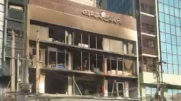 আগুনে ঝলসে যাওয়া দফতর থেকেই লড়াই শুরু! প্রকাশিত হল 'প্রথম আলো' ও 'ডেইলি স্টার', কী বার্তা দুই সংবাদপত্রের?