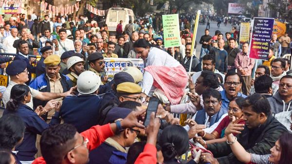 CEO দফতরে ধুন্ধুমার! BLO-দের উপর লাঠিচার্চ পুলিশের, কী দাবি বিক্ষোভকারীদের?