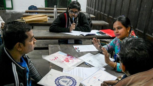 SIR শুনানিতে থাকতে পারবেন না রাজনৈতিক দলের বুথ স্তরের এজেন্টরা! জানিয়ে দিল নির্বাচন কমিশন