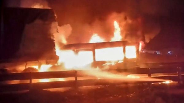 ভয়াবহ অগ্নিকাণ্ড! মুহূর্তের মধ্যে পুড়ে ছাই যদুবাবুর বাজারের শতাধিক দোকান, কী বলছে ব্যবসায়ীরা?