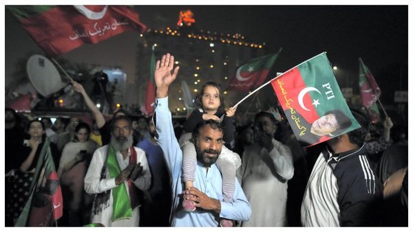 ইমরান খানের অবস্থা জানতে উত্তাল পাকিস্তান, রাওয়ালপিন্ডিতে ১৪৪ ধারা জারি