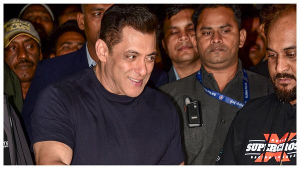 ৬০তম জন্মদিনে অনুরাগী ও মিডিয়ার সঙ্গে ভাগ করে নিলেন আনন্দ, প্যানভেলে কেক কাটলেন সলমান খান