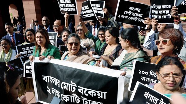 কেন্দ্রের কাছে বকেয়া অর্থের দাবি, সংসদ চত্বরে বিক্ষোভ দেখালেন তৃণমূল কংগ্রেসের সাংসদরা