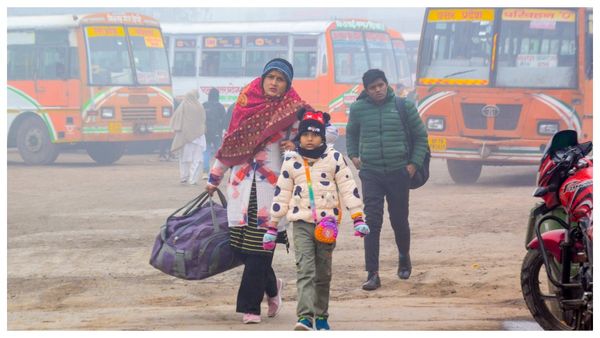 কুয়াশার দাপটে দিল্লি অচল, বাতিল ১২৮ উড়ান, বিপর্যস্ত আকাশ ও রেল যোগাযোগ