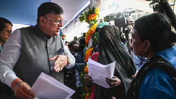 পশ্চিমবঙ্গে এসআইআরের প্রথম ধাপের তালিকায় ব্যাপক অসঙ্গতি, তৎপর কমিশন