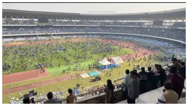 যুবভারতীতে হতাশার বিস্ফোরণ! মেসির এক ঝলক না মিলতেই উত্তাল গ্যালারি, ভাঙচুরে রণক্ষেত্র স্টেডিয়াম