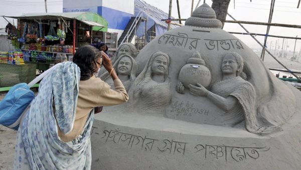 লক্ষীর ভাণ্ডার নিচ্ছেন? 'স্ত্রীদের ঘরে বন্দি করে রাখুন’! BJP নেতার মন্তব্যে শোরগোল রাজ্য