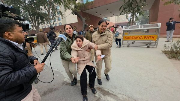 I-PAC অভিযান নিয়ে দিল্লিতে ধুন্ধুমার! শাহের দফতরের সামনে বিক্ষোভ, আটক মহুয়া সহ বাকিরা, দেখুন