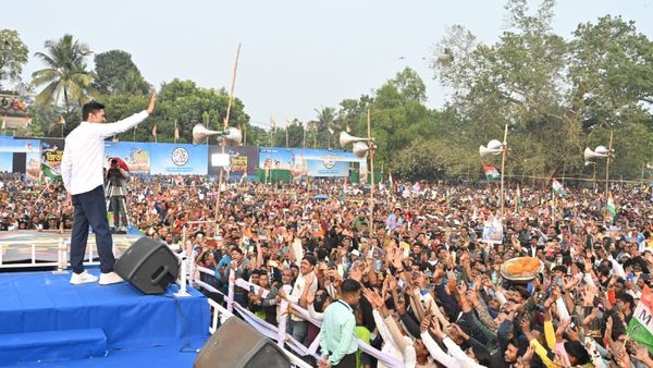 ভোটার তালিকায় মৃতদের মঞ্চে আনলেন অভিষেক, মমতার নেতৃত্বে ফের কমিশন অভিযানের হুঁশিয়ারি