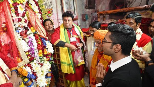 অভিষেক নাম রাখলেন সোনালি খাতুনের পুত্রের, পুজো দিলেন তারাপীঠেও