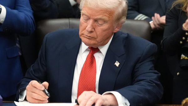 অর্থ থাকবে যুক্তরাষ্ট্রের নিয়ন্ত্রণে! ভেনেজুয়েলার তেলের আয় রক্ষার জন্য নির্বাহী আদেশে স্বাক্ষর ট্রাম্পের