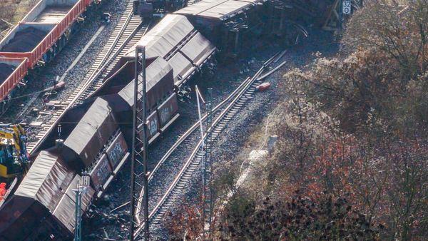 ফের ভয়াবহ ট্রেন দুর্ঘটনা! যাত্রীবাহী ট্রেনের উপর ভেঙে পড়ল ক্রেন, মৃত অন্তত ২২