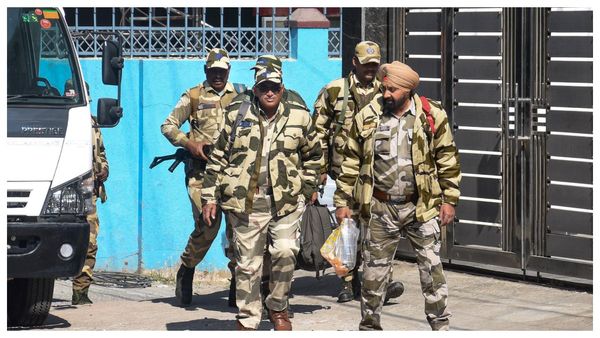 যারা রেইড করত, তাদেরই রেইড! কেন ঝাড়খণ্ড পুলিশ তল্লাশি চালাল ইডি-র রাঁচি দপ্তরে? জানুন