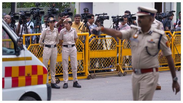 এসআইআর প্রক্রিয়ার আগে বড়সড় অভিযান দিল্লি পুলিশের, রাজধানীতে অবৈধভাবে বসবাসকারী ২০ বাংলাদেশিকে আটক