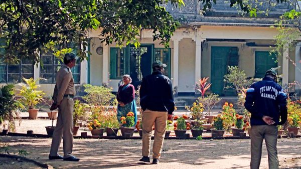 এসআইআর শুনানি ঘিরে হিংসার ঘটনায় কড়া নির্বাচন কমিশন, অবিলম্বে এফআইআর দায়েরের নির্দেশ