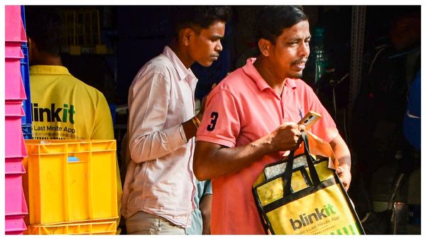 ১০ মিনিটে ডেলিভারি নয়! ‘গিগ' কর্মীদের নিরাপত্তা ইস্যুতে ব্র্যান্ডিং পাল্টাচ্ছে ব্লিঙ্কিট