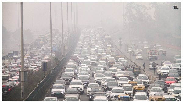 গুরগাঁওয়ে ০.৮ ডিগ্রি সেলসিয়াসে নেমে গেল তাপমাত্রা, শৈত্যপ্রবাহে জমে গেল গোটা এনসিআর